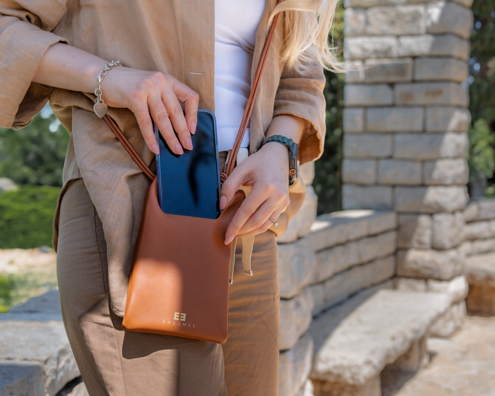 caramel-leather-phone-bag